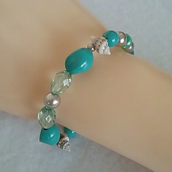 Sea green seashell beaded stretch bracelet - Picture 2 of 3